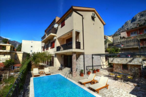 DC Apartment D, Kotor